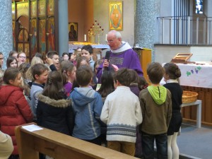Mgr Janusz et les enfants du catéchisme, Düsseldorf
