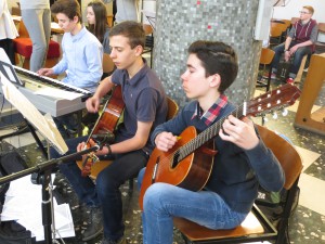 Jeunes de l'aumônerie de DÜsseldorf jouant de la guitare