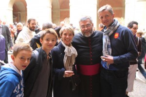 St Louis des Français Mgr Bousquet et une famille