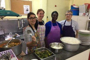 Préparation et service d’un repas pour les réfugiés avec Christian Action