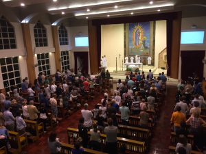 Messe dans la chapelle de Rosary Hill School