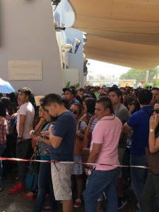 La foule se presse devant l'église St Mary avant la messe