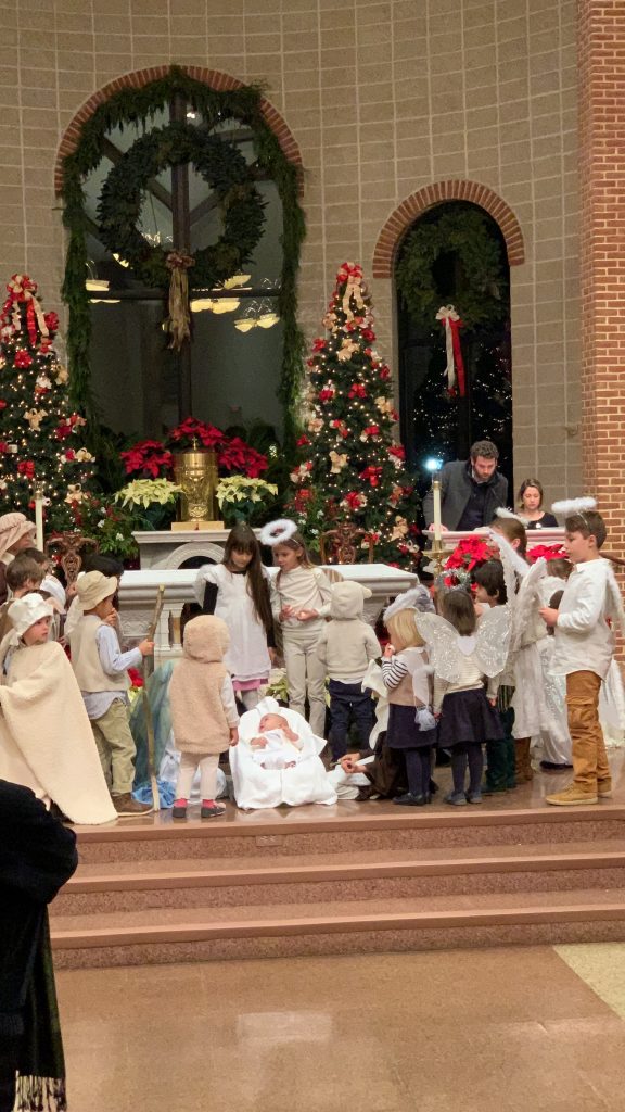 Crèche vivante autour du récit de la Nativité par les enfants de la paroisse en veillée de Noël 